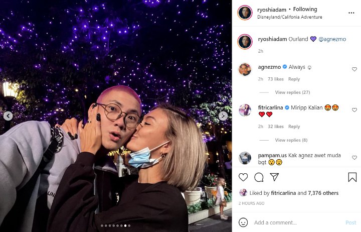 Liburan di Disneyland, Agnez Mo Mesra Cium Adam Rosyadi
