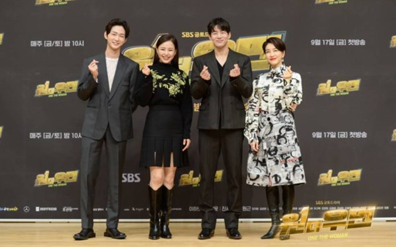 Cetak Rating Tinggi, Honey Lee, Lee Sang Yoon dan Rekan 'One The Woman' Dandan Ala Superhero