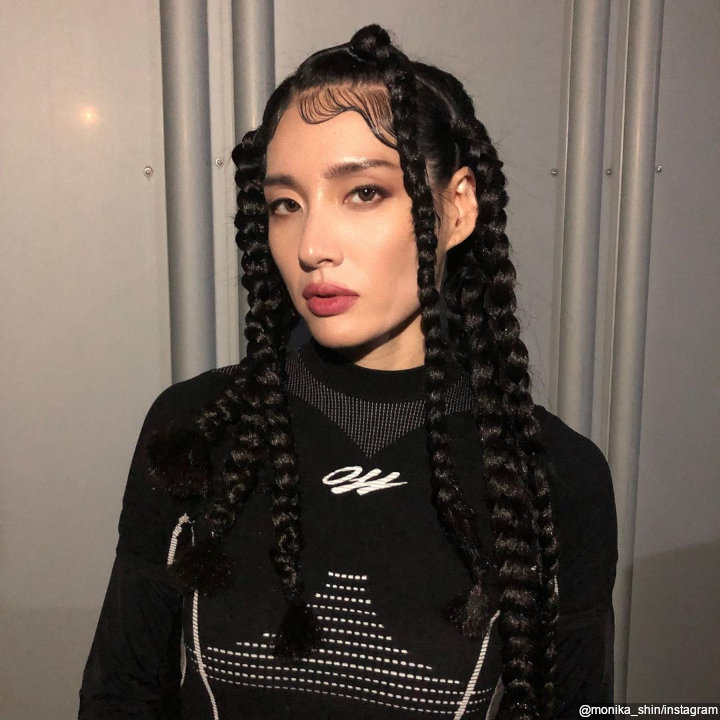 Menawan Dengan Rambut Kepang