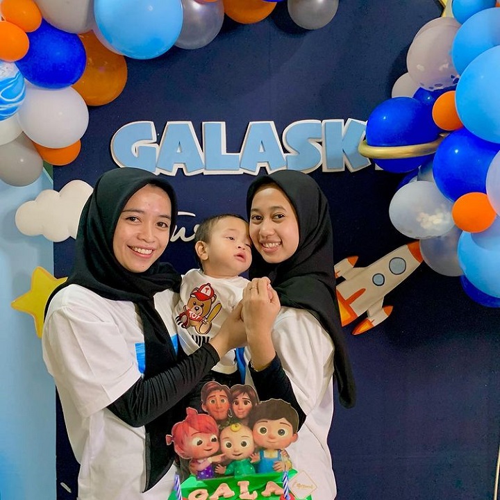 Ida dan Siska menyaksikan tumbuh kembang gala