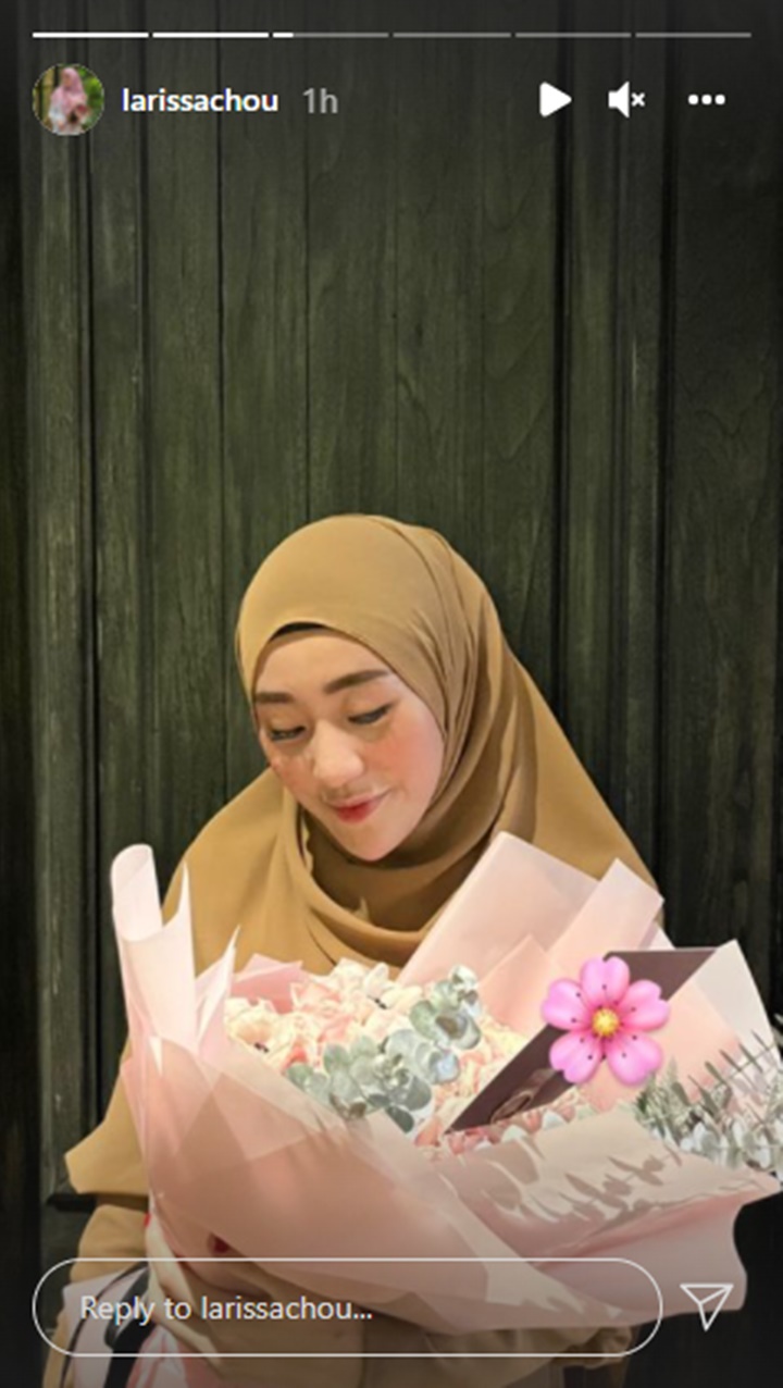 Bikin Kepo, Larissa Chou Peluk Manja Hadiah Bunga dari Sosok Rahasia: Hello Beautiful