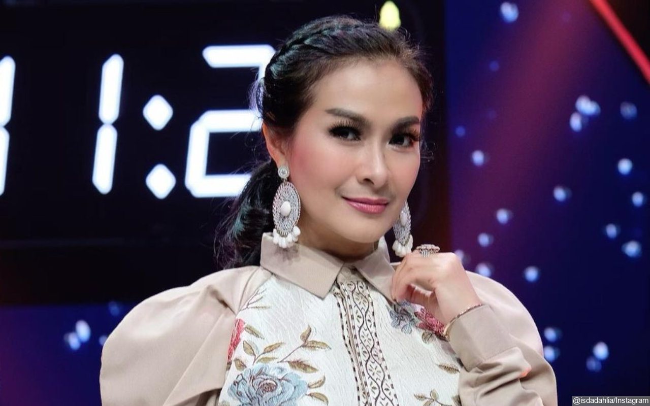 Iis Dahlia Dighibahin Vega Darwanti-Kiky Saputri Gara-gara Baju, Tak Terima?