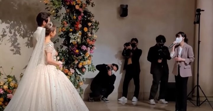 IU Hadir dan Nyanyikan Lagu Manis di Pernikahan Aktor Lee Ji Hoon