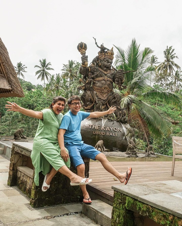Suka Berpose Serupa