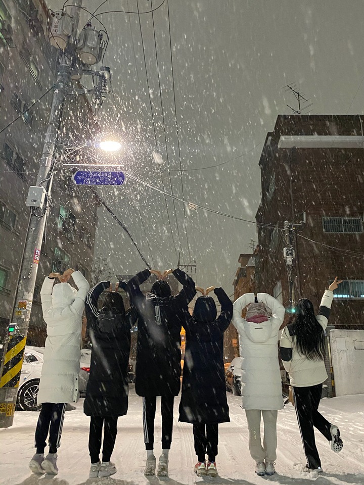 Menikmati <i>First Snow</i> Bersama