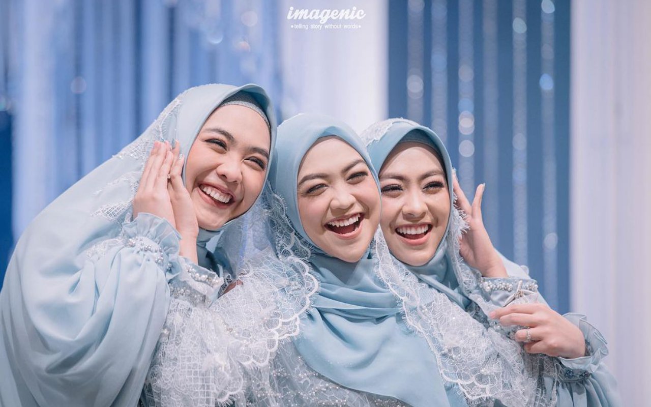 Momen Oki Setiana Dewi Ikut Repot Perhatikan Gaun Ria Ricis Disorot ...