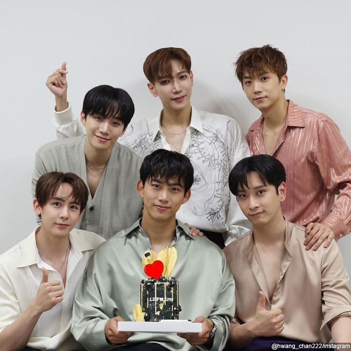 <i>full team</i> bareng 2PM