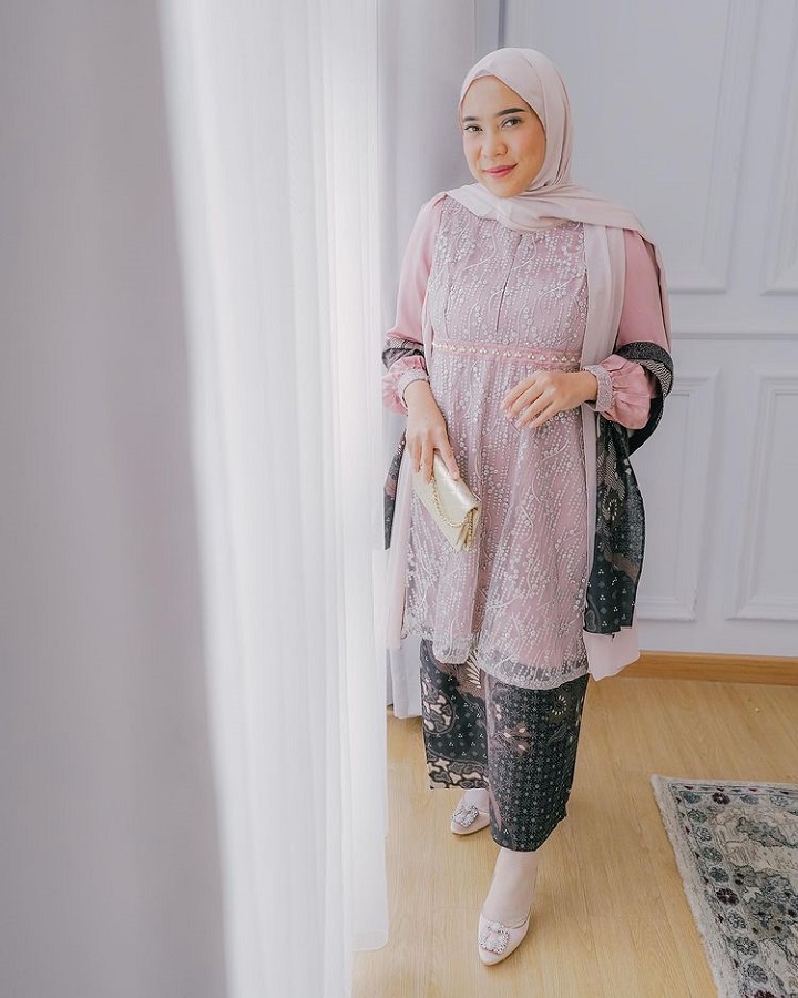 <i>outfit</i> anggun ke kondangan