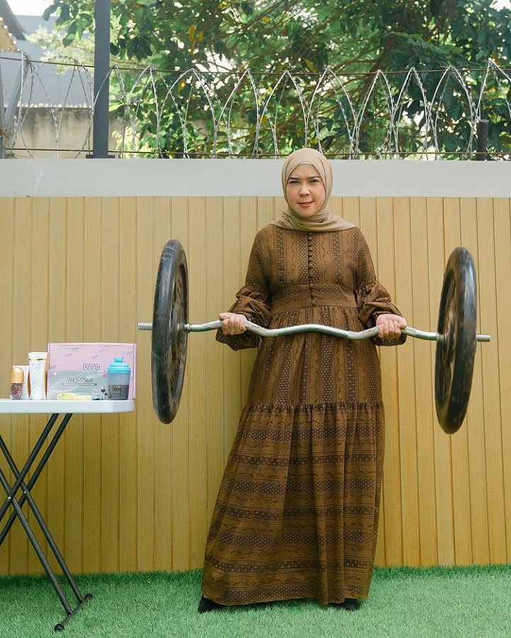 gaya ala <i>strong woman</i>