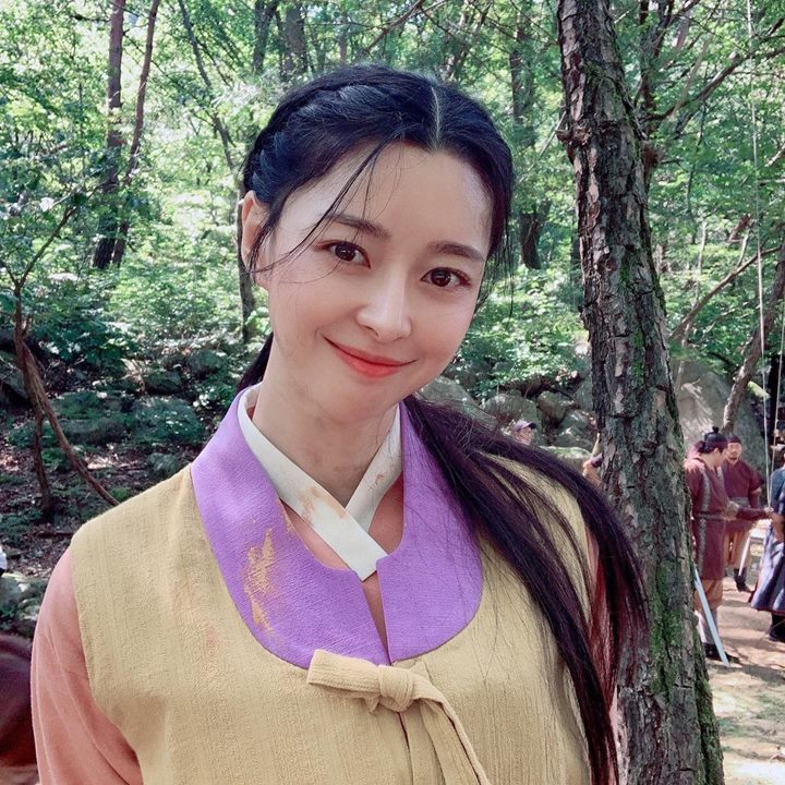Anggun Dengan <i>Hanbok</i>