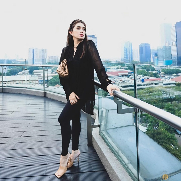 <i>Stand Out</i> Dengan Busana Serba Hitam