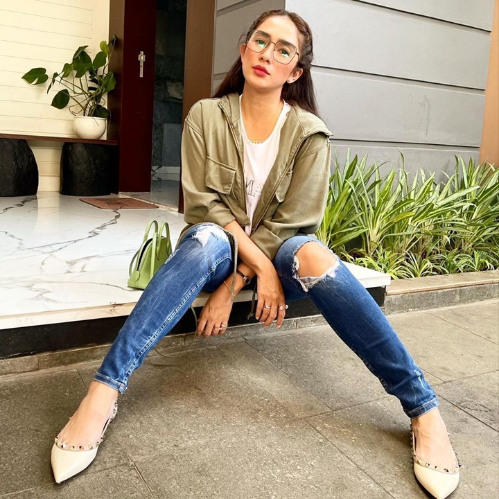 Kece Saat Memakai Kacamata