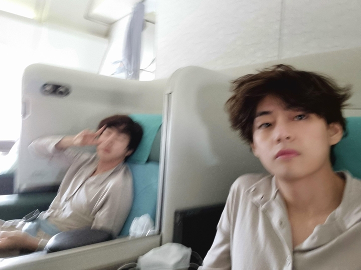 BTS Tebar Selfie di Pesawat 3