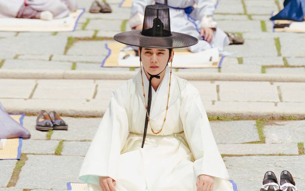 Ekspresi Lucu Pemeran Utama di Poster Drama 'When Flowers Bloom, I