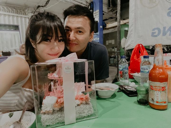momen romantis makan di warung pinggir jalan
