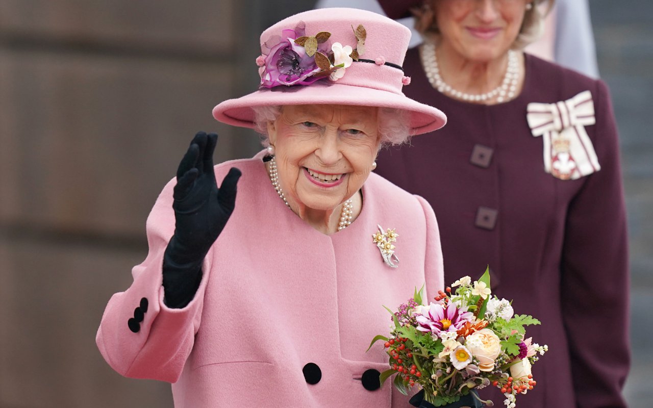 Ratu Elizabeth II Pertama Kali Muncul di Hadapan Publik Usai Alami Terkilir Punggung