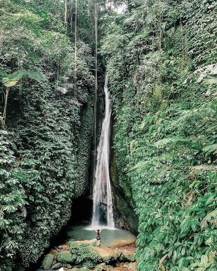 momen saat menikmati suasana alam