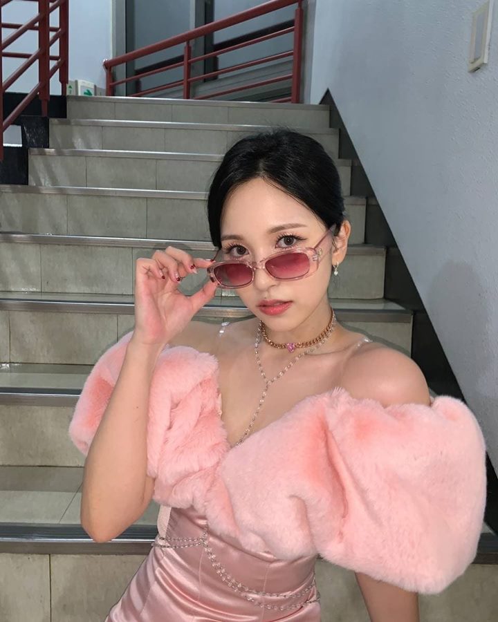 Elegan Dengan <i>Outfit</i> Serba Pink