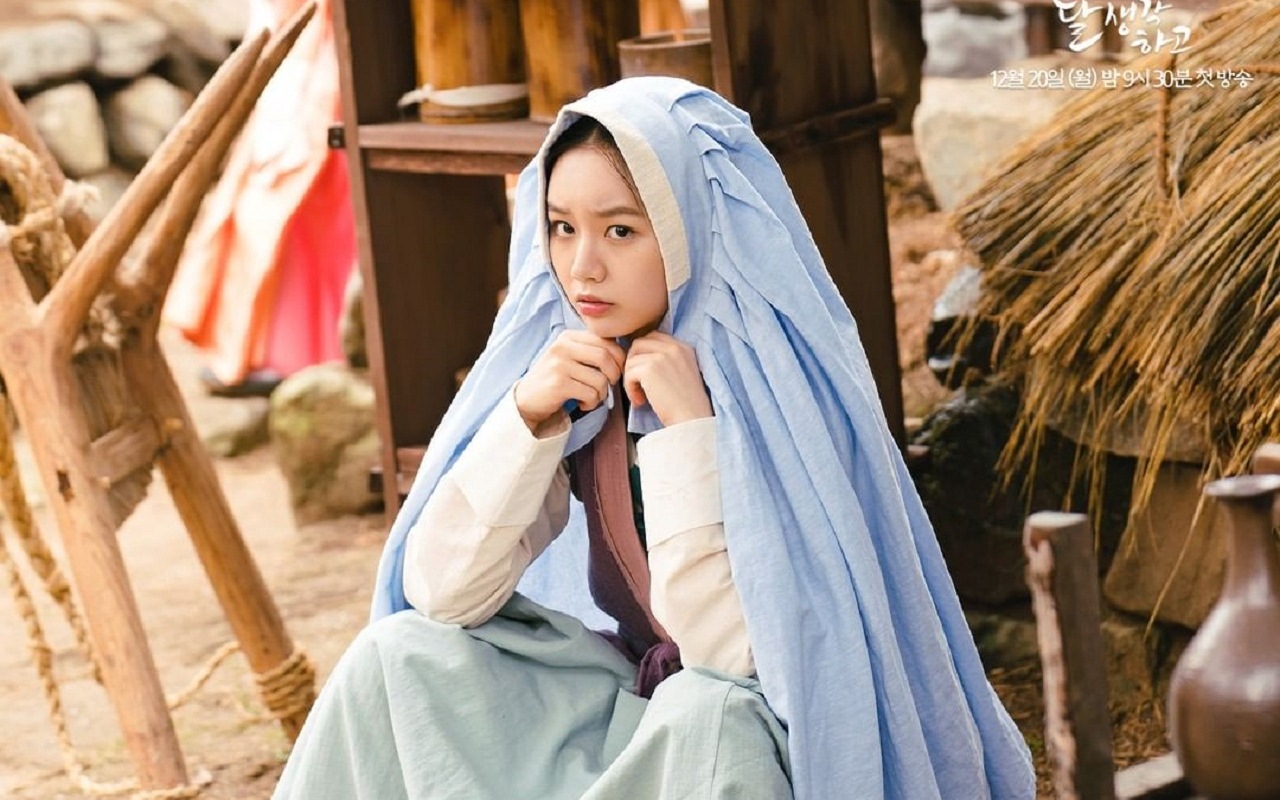 Suka Langgar Aturan, Ini Potret Hyeri di Still Cut Terbaru 'When Flowers Bloom, I Think of the Moon'