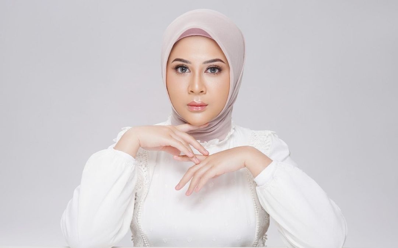 Hempas Cercaan Lepas Hijab, Kesha Ratuliu Pamer Wajah Cantik Dalam 8 Foto Ini
