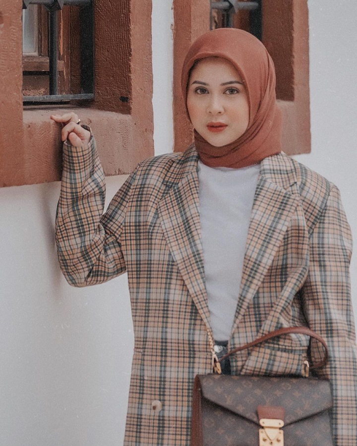 Kece Dengan Busana Nuansa Cokelat