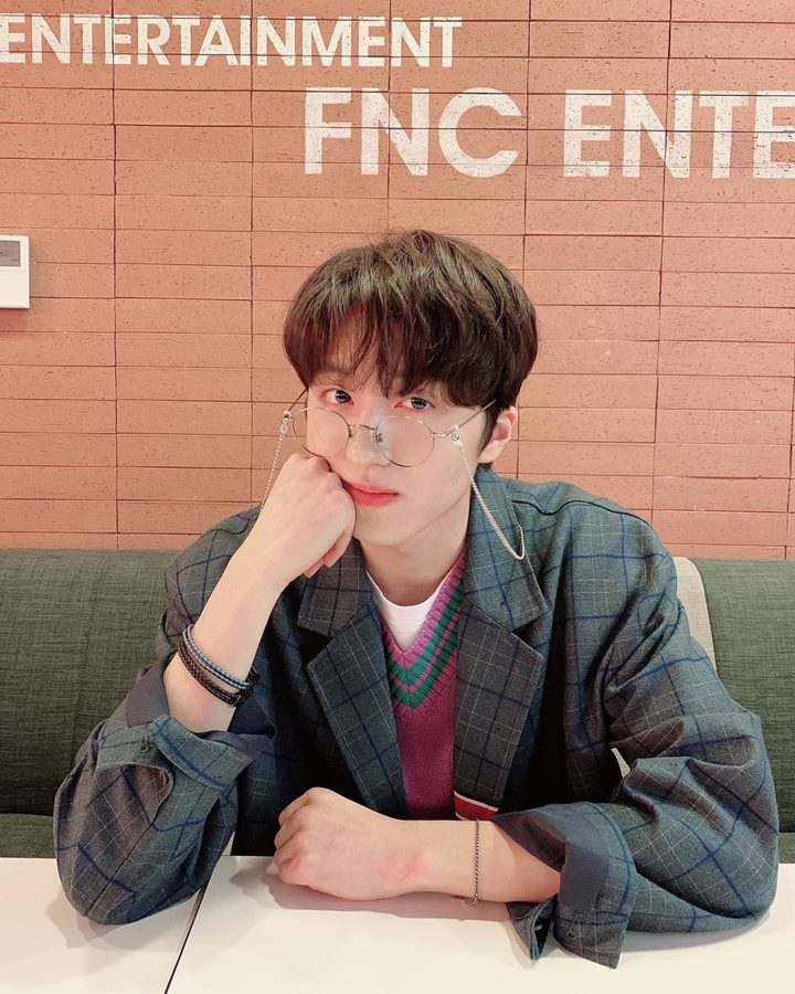 Kece Saat berkacamata