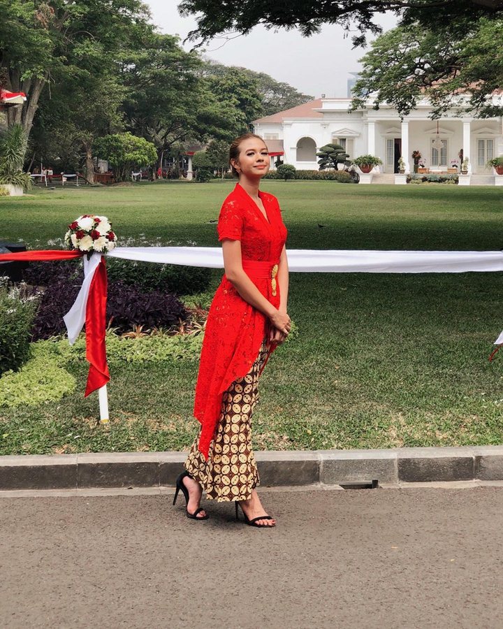 Anggun Dengan Kebaya Merah