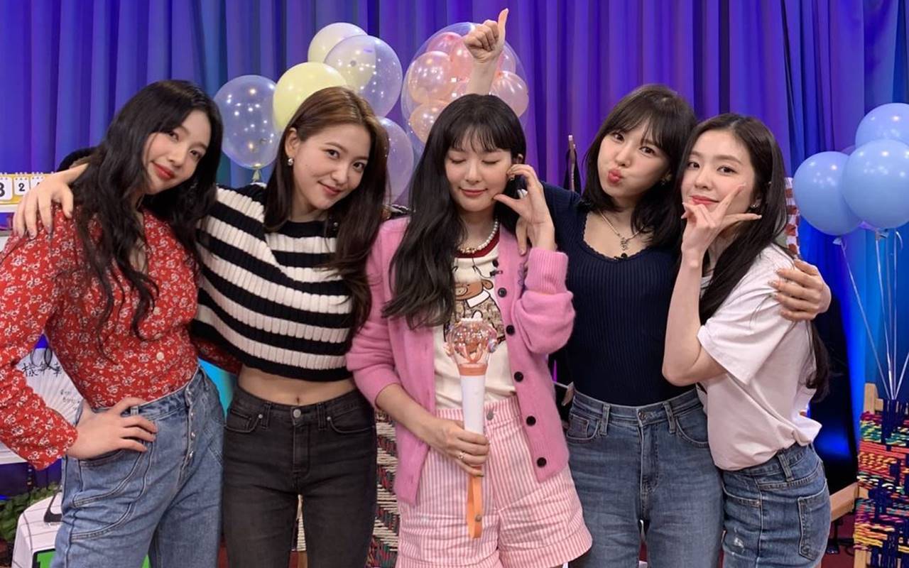 Dukungan Manis Para Member Red Velvet ke Joy di Lokasi Syuting 'Only One Person' Bikin Meleleh