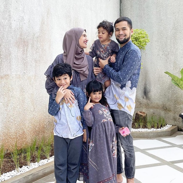 terpaut usia 7 tahun