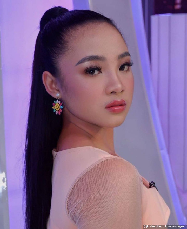 <i>Stunning</i> Dengan <i>Makeup Bold</i>