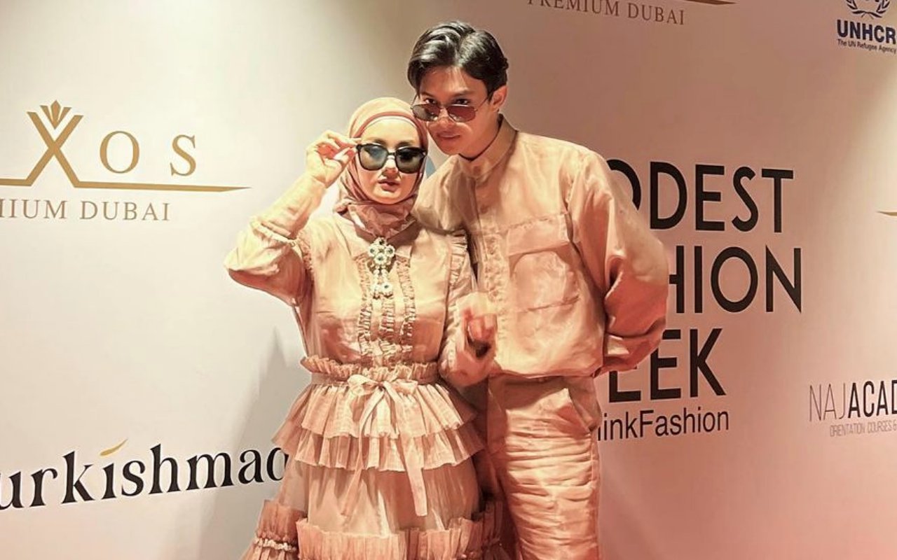 Rey Mbayang Bangga Dinda Hauw Tampil Mempesona Jalan di Catwalk, Fashion Kompak Ikut Banjir Pujian