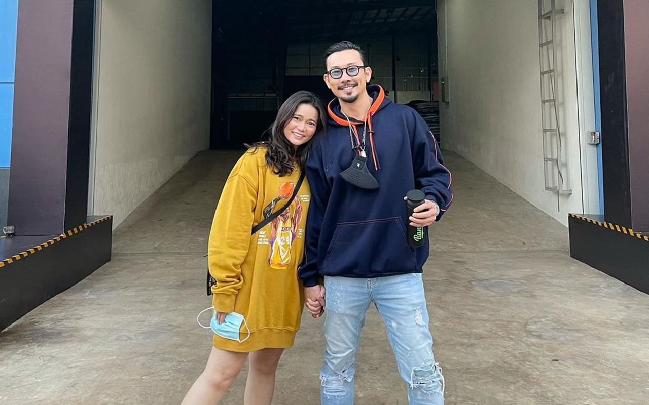 Sambut 1 Tahun Pernikahan, Denny Sumargo Beri Kejutan Romantis Hingga Buat Olivia Allan Nangis