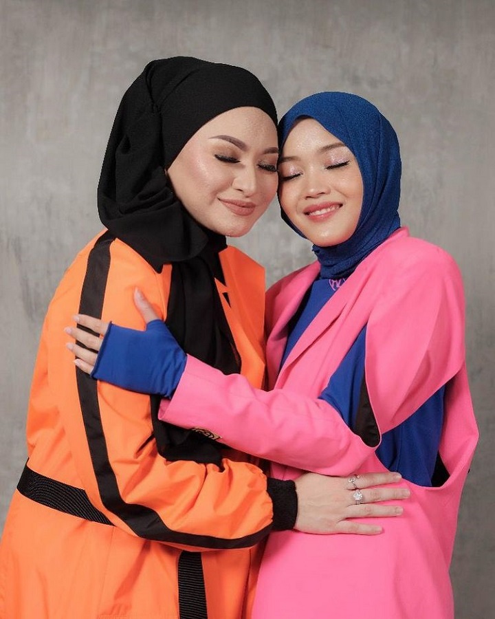 Kompak kenakan busana <i>chic colorful</i>
