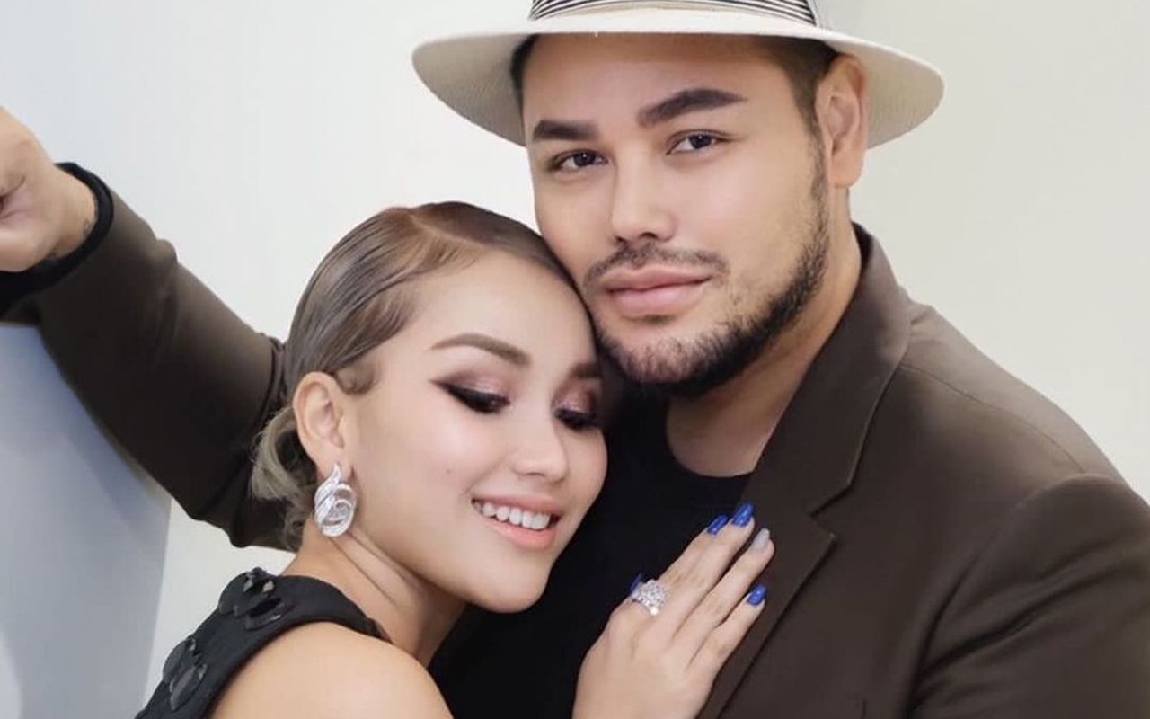 Ivan Gunawan Umbar Momen Ayu Ting Ting Nyaman Nemplok, Komentar Iis Dahlia Bikin Salfok