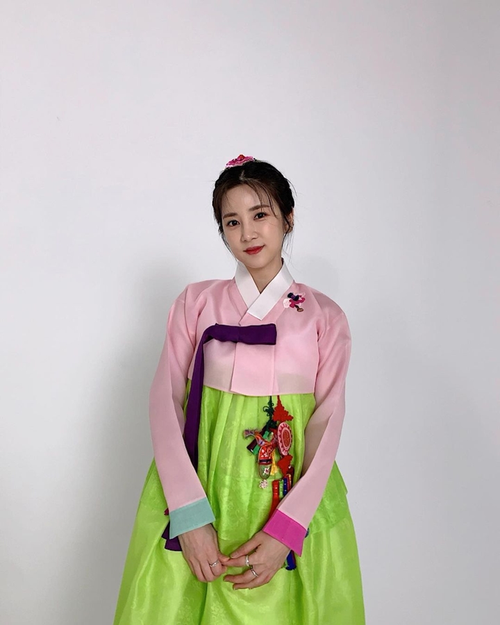 Anggun Dengan Hanbok