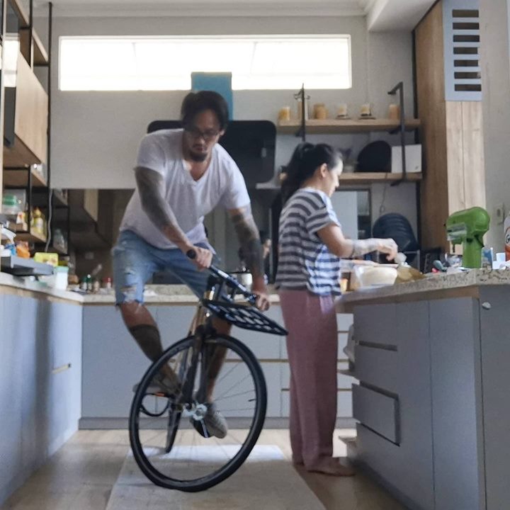 pasangan humoris