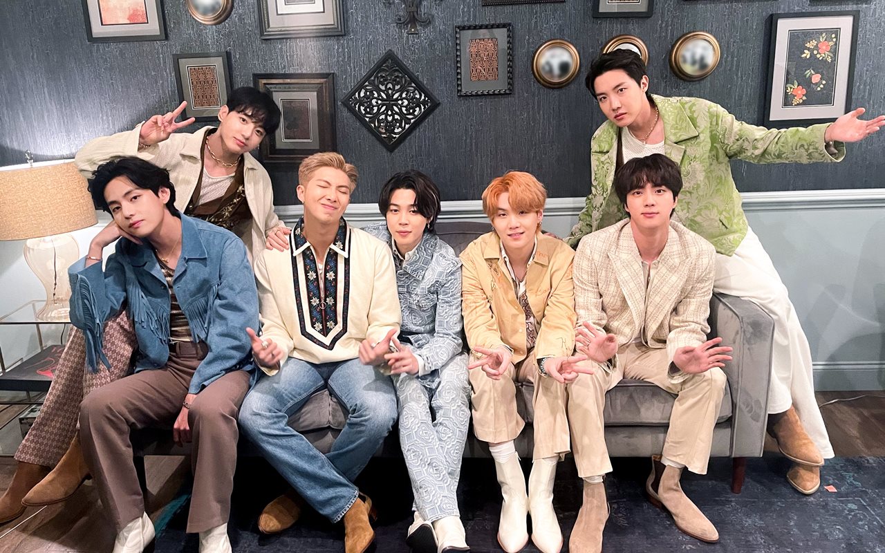 BTS Bikin Heboh Tampilkan 'Butter', 'Dynamite' dan 'Permission to Dance' di Lampu Merah LA