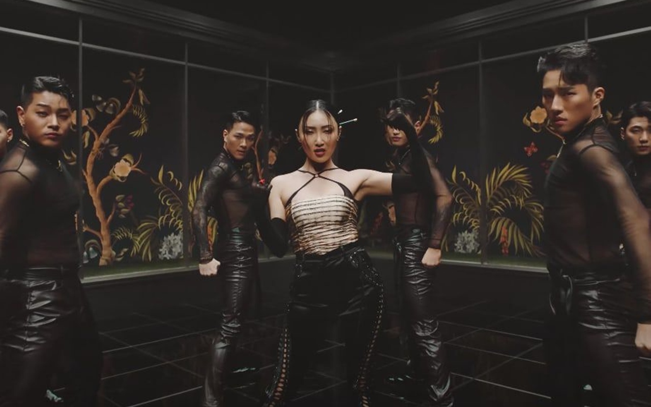 Hwasa MAMAMOO Seksi Sekaligus Garang di MV Comeback Solo 'I'm a B'