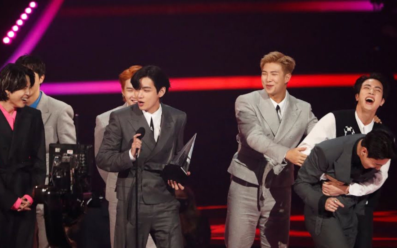 AMA 2021: V dan Jungkook BTS Nervous Banget Sebelum Pidato, Ternyata 'Salah' RM