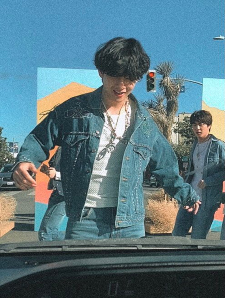 BTS Perform di Lampu Merah, Reaksi V Pegang Mobil Kotor Belum Dicuci Tuai Sorotan 1