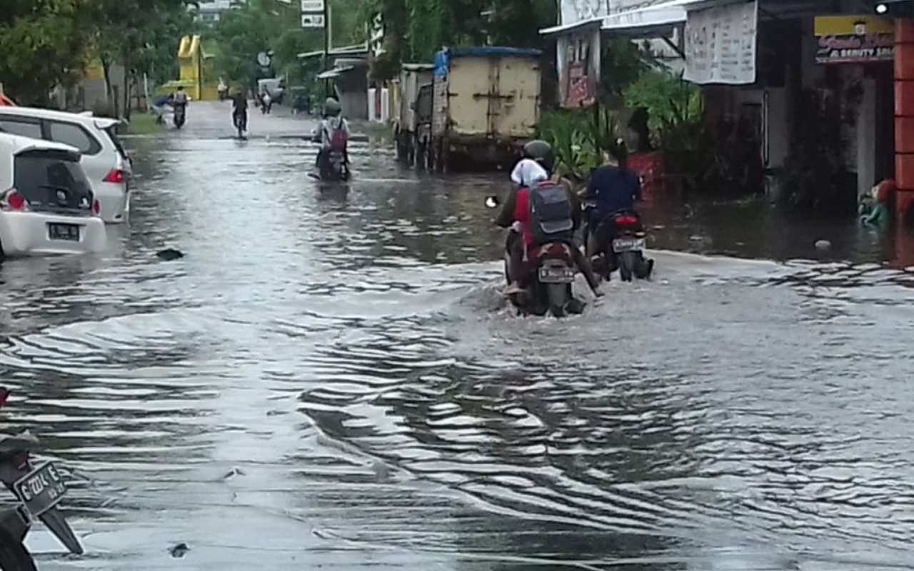 Sudah 3 Hari Berlangsung, Banjir Setinggi 1,5 Meter Rendam Ribuan Rumah Di Tegal
