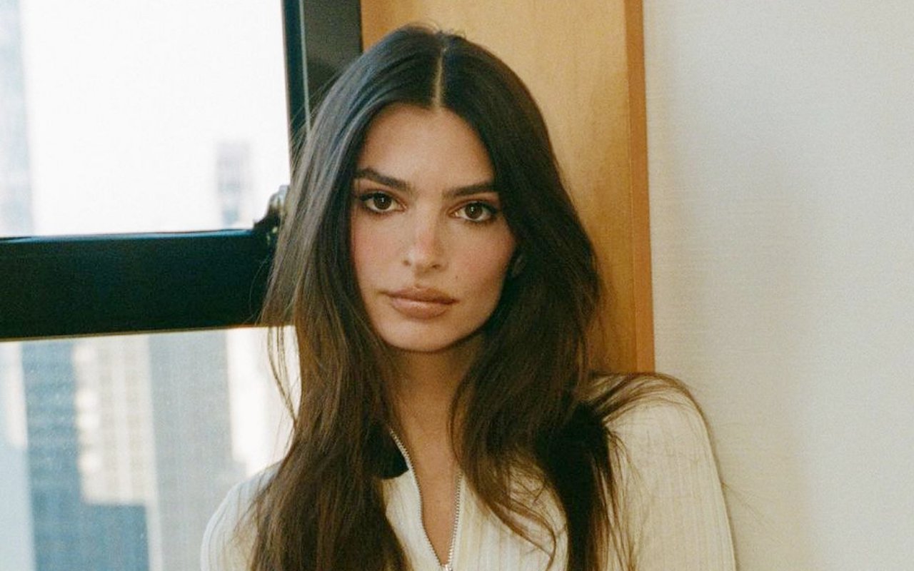 Emily Ratajkowski Sempat Ragu Pamer Otot Perut, Khawatir Picu Body Shaming