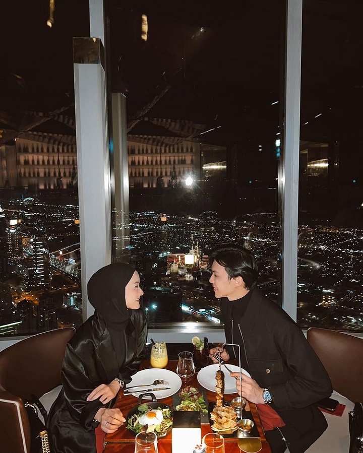 dinner romantis berlatar indahnya pemandangan malam