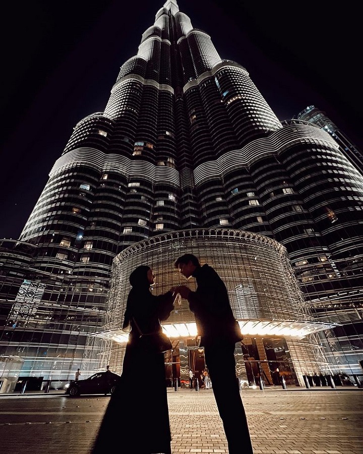 pose romantis di depan burj khalifa