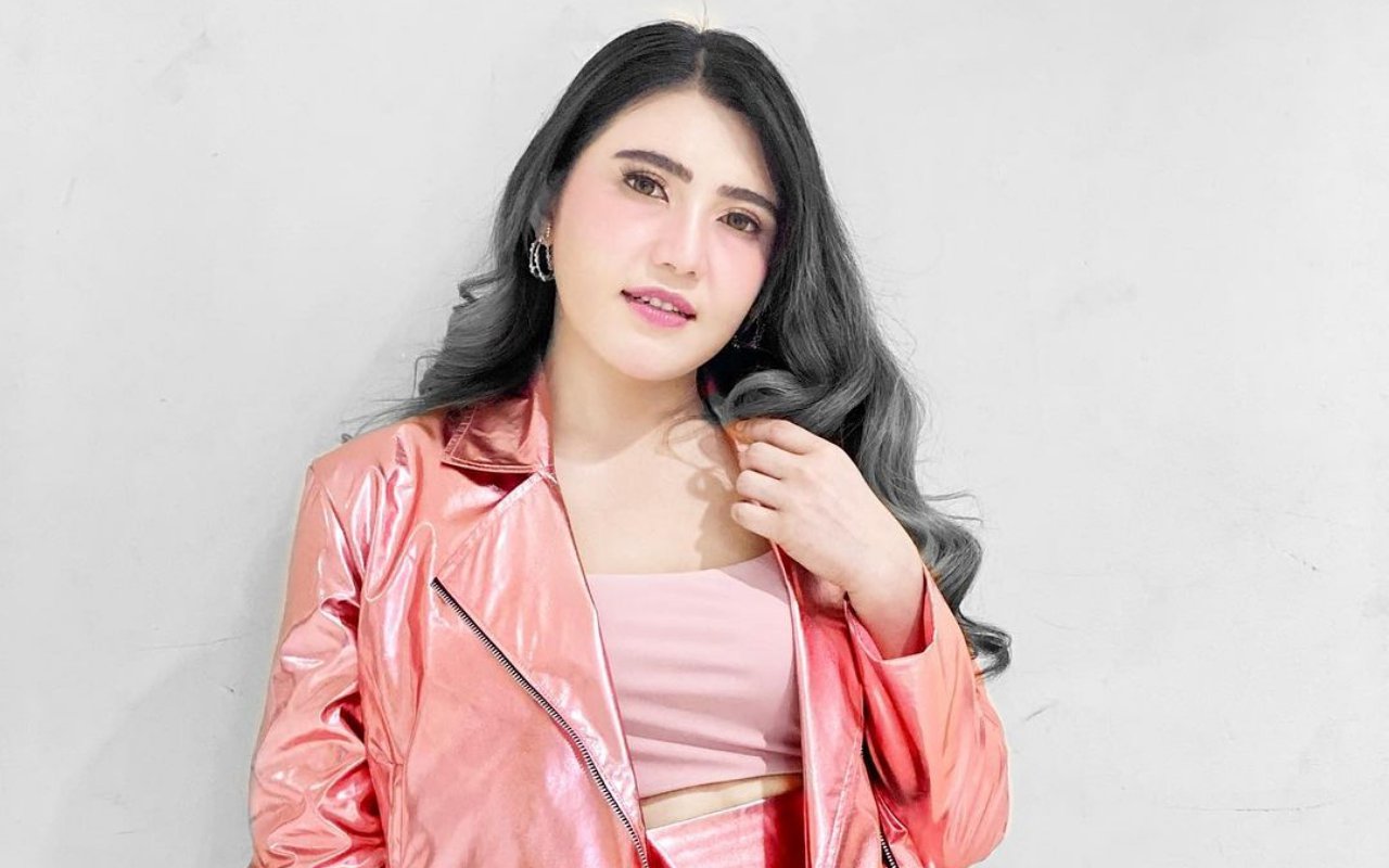 Via Vallen Tampil Kenakan Gaun Putih Ala Pengantin Dipuji Bak Barbie, Alis Malah Bikin Salfok