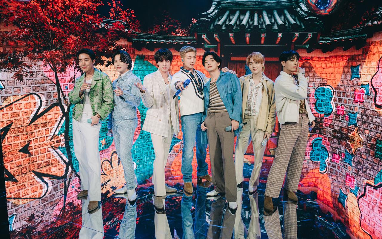 Jas Warna-Warni BTS Saat Tampil di Konser Lampu Merah Dikritik Netizen