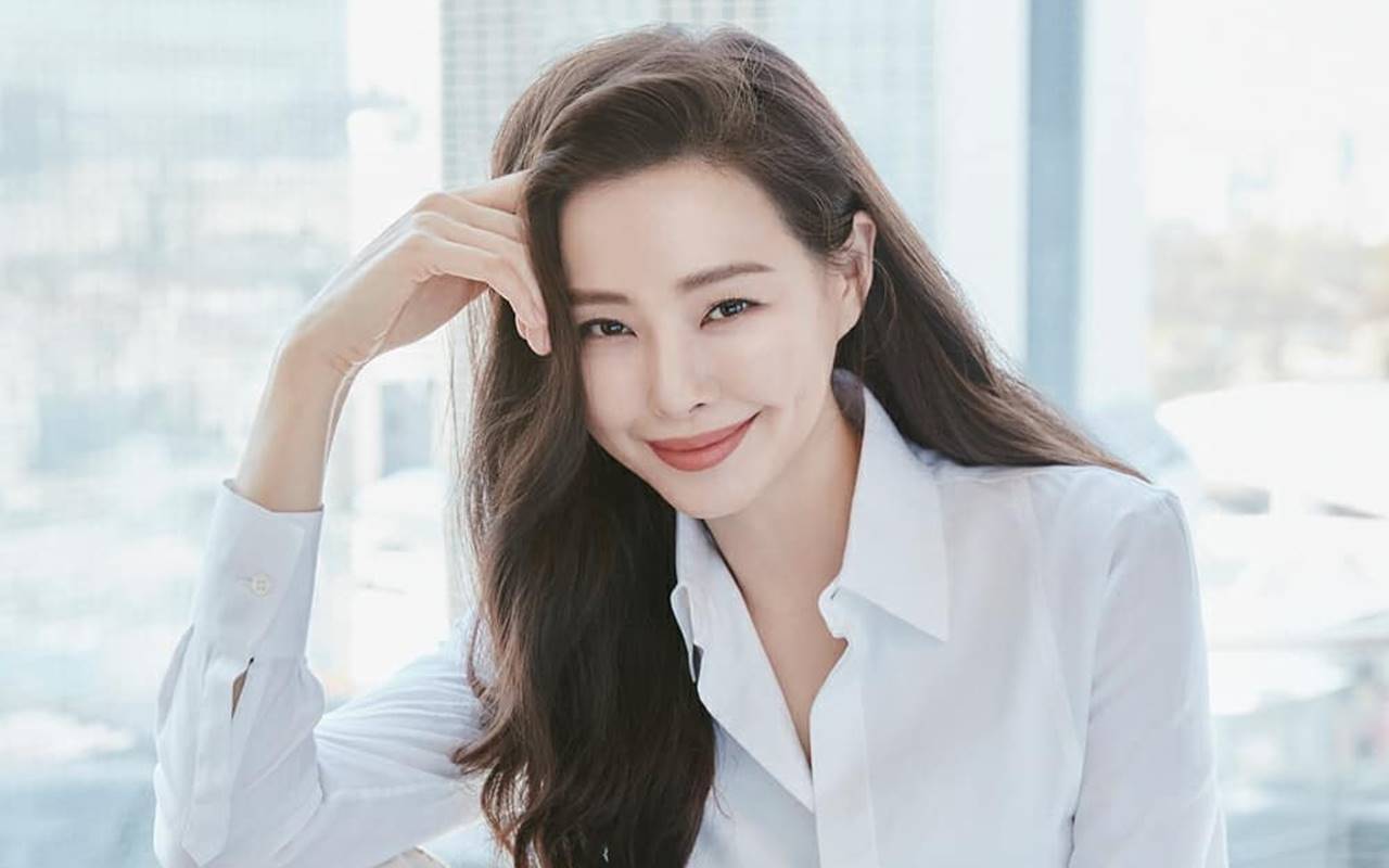 Reaksi Agensi usai Honey Lee Liburan Bareng Pacar Diduga Penyebab Absen Promosi 'One the Woman'