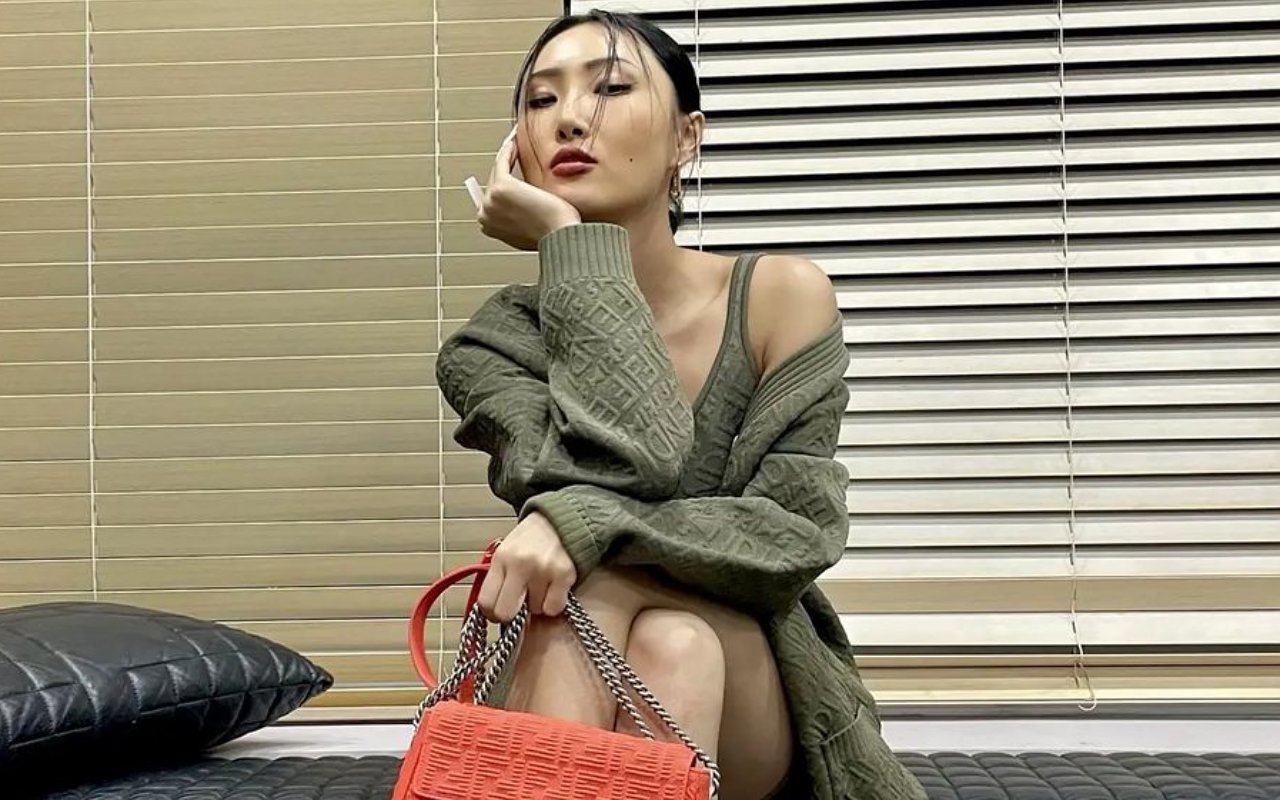 Hwasa MAMAMOO Blak-Blakan Akui Tak Pakai Bra Saat Ketemu Jessi