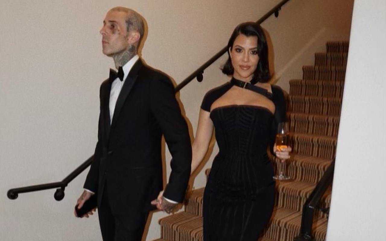 Dikabarkan Sudah Siapkan Pernikahan, Fans Sebut Gaun Pengantin Kourtney Kardashian Berwarna Merah