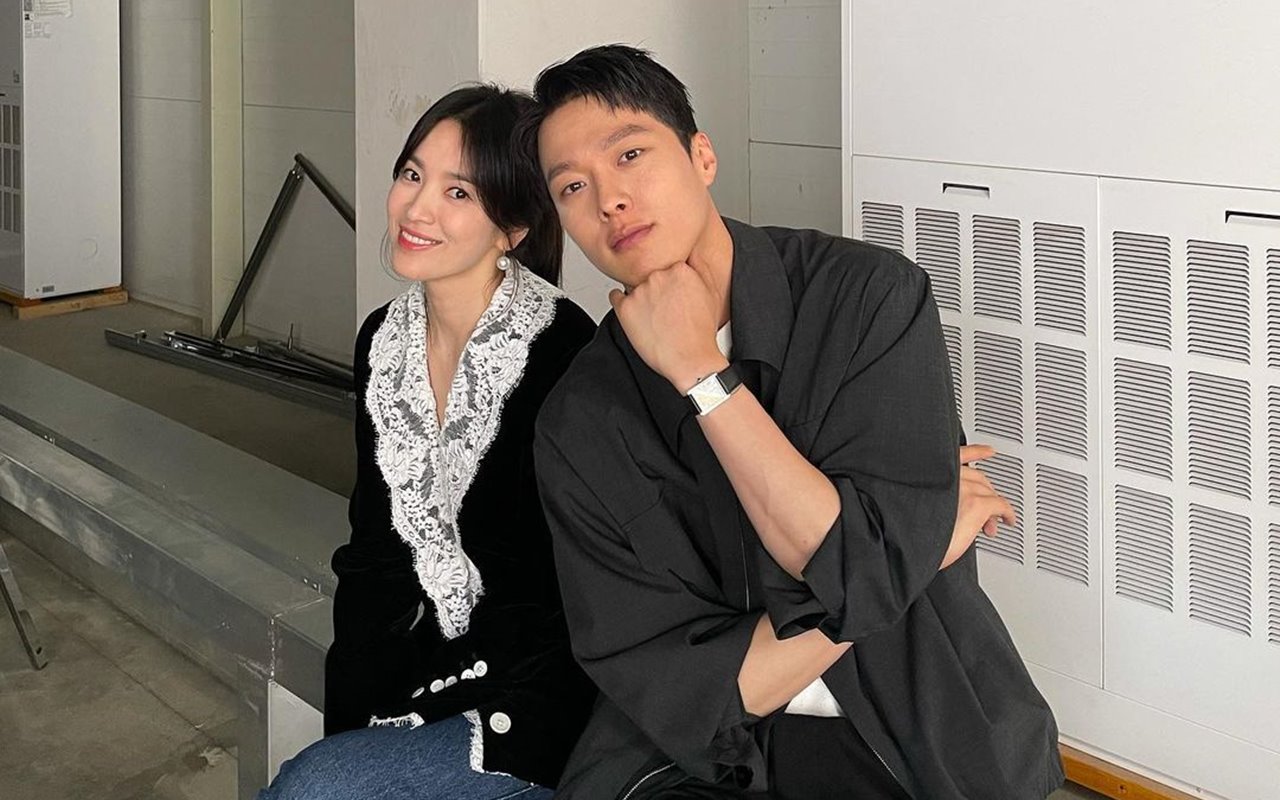 Song Hye Kyo Manyun Selfie Bareng Jang Ki Yong di Lokasi 'Now, We Are Breaking Up'